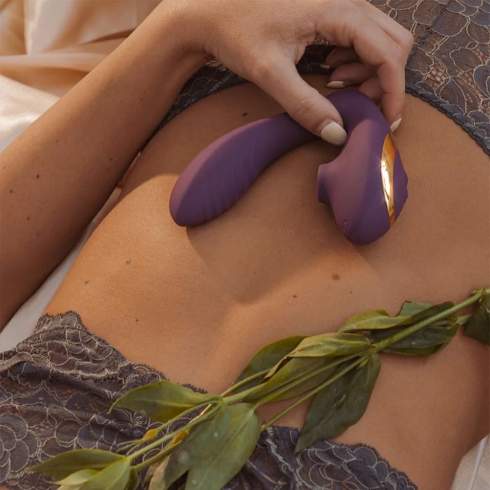 Carlota against a woman's abdomen