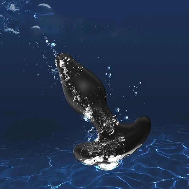 Onyx being dunked underwater