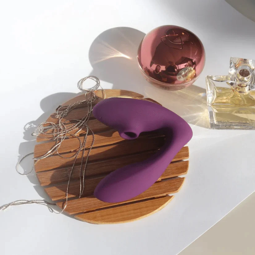 Carlota against a tray with perfumes