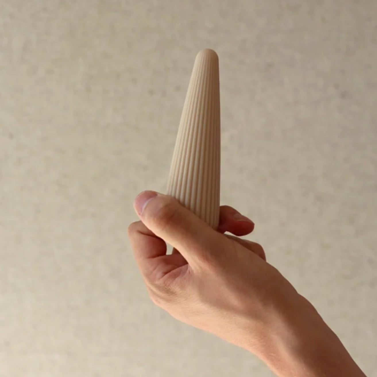 Hand holding Cosara Vibe